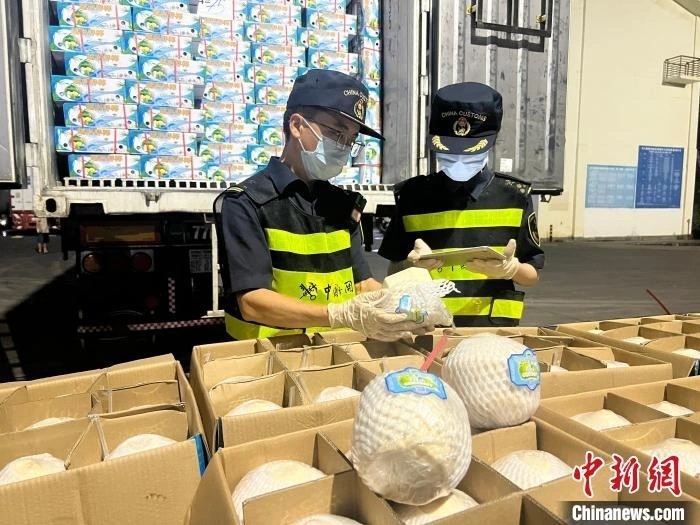 The first batch of Vietnam fresh coconuts has been exported to China.